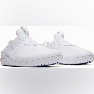 Like NEW Men’s Nike Zoom Pulse Athletic Tennis Shoes Nurse Medical slip one 12